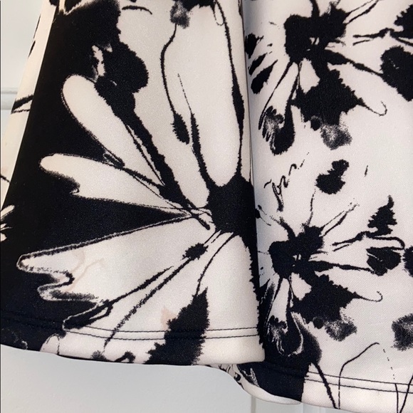 Mini skirt skater skirt with a floral pattern - Picture 2 of 4